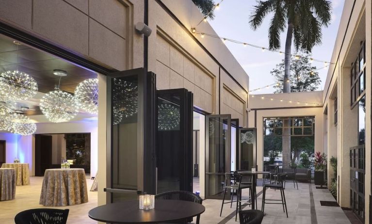 Alfresco dining at Marriott Boca Raton.