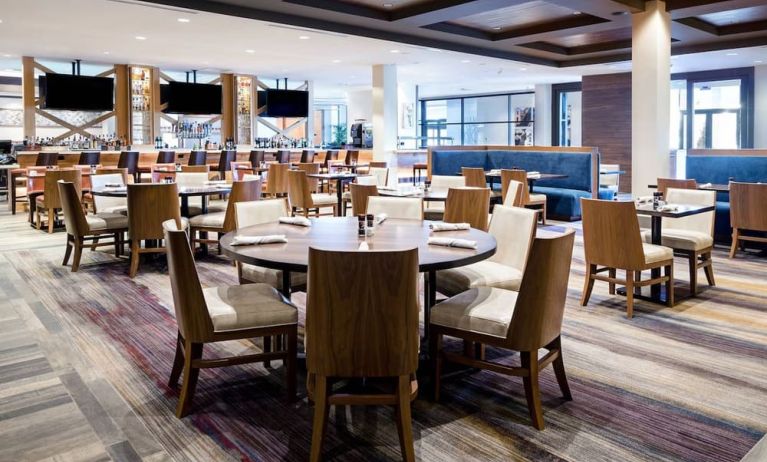 Dining area perfect for coworking at Marriott Baton Rouge.