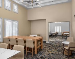 Dining area perfect for coworking at Residence Inn Santa Clarita.