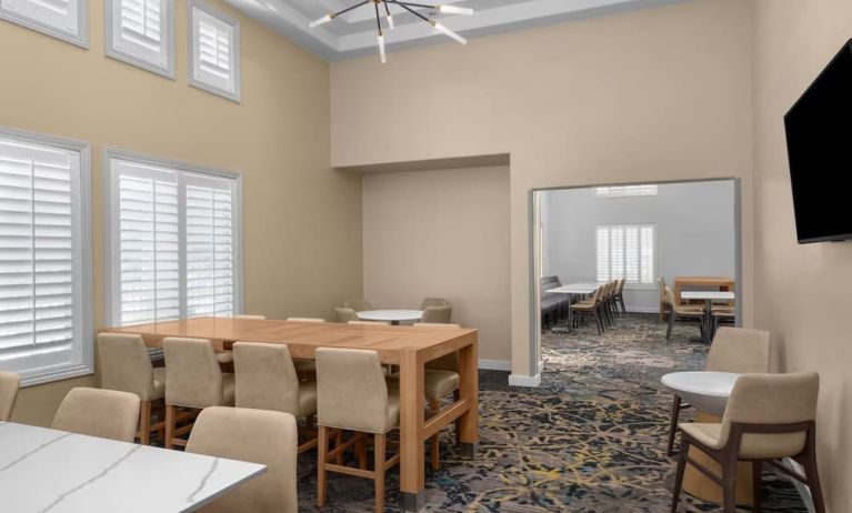 Dining area perfect for coworking at Residence Inn Santa Clarita.