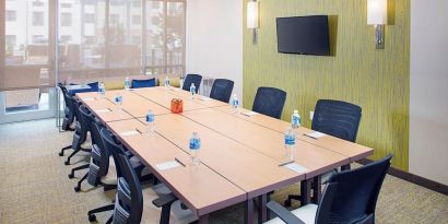 Meeting room at Springhill Suites Carle Place.