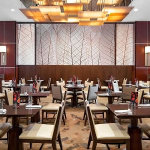 Dining area perfect for coworking at The Westin Crystal City Reagan National Airport.