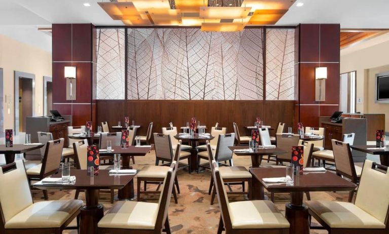 Dining area perfect for coworking at The Westin Crystal City Reagan National Airport.