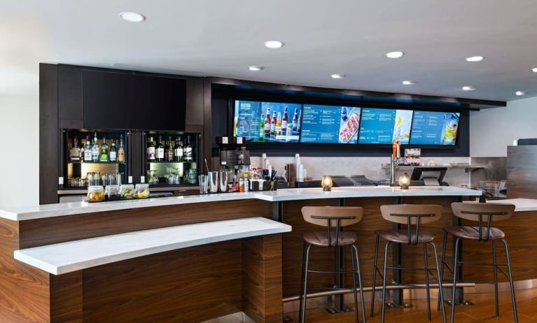 Hotel bar at Courtyard By Marriott Boise West/Meridian.