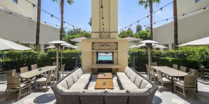 Courtyard perfect for coworking at Hyatt Regency Valencia.