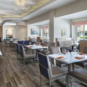 Dining area perfect for coworking at Hyatt Regency Valencia.