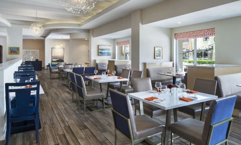 Dining area perfect for coworking at Hyatt Regency Valencia.