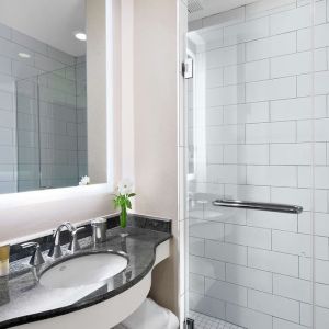 Guest bathroom with shower at Hyatt Regency Valencia.