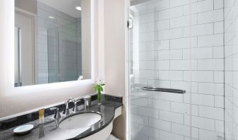 Guest bathroom with shower at Hyatt Regency Valencia.