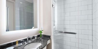 Guest bathroom with shower at Hyatt Regency Valencia.