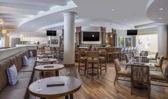 Dining area perfect for coworking at Hyatt Regency Valencia.