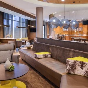 Lobby and coworking lounge at SpringHill Suites By Marriott Irvine John Wayne Airport/Orange County.