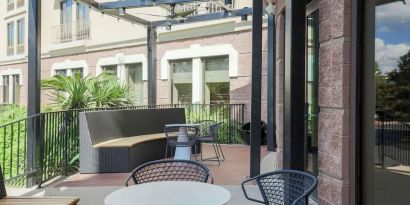 Courtyard perfect for coworking at DoubleTree By Hilton Austin University Area.