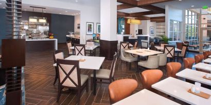 Dining area perfect for coworking at Hilton Garden Inn Burbank Downtown.