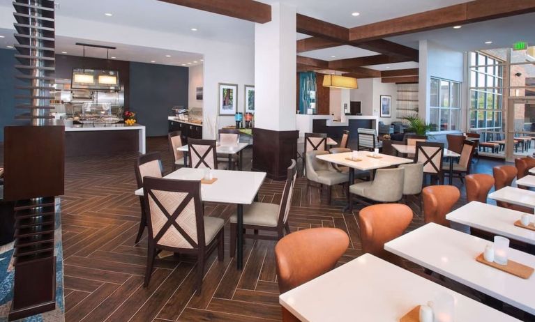 Dining area perfect for coworking at Hilton Garden Inn Burbank Downtown.