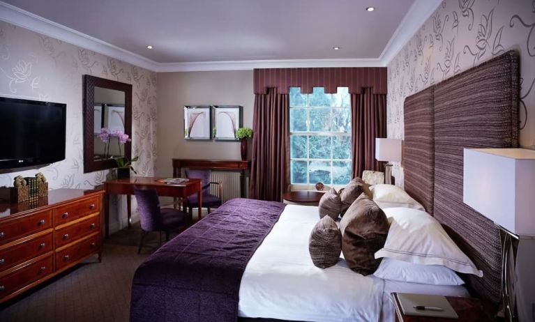 Day use king room with work desk at Alexander House Hotel And Utopia Spa Hotel.