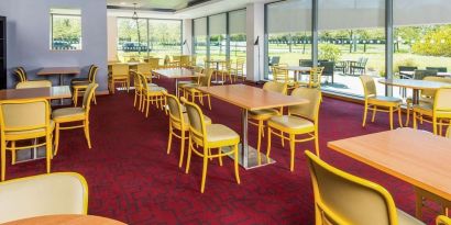 Hotel restaurant with comfortable seating at Ibis Styles Crewe.