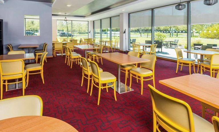 Hotel restaurant with comfortable seating at Ibis Styles Crewe.