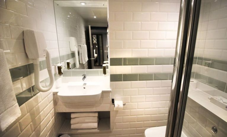 Guest bathroom with shower and free toiletries at Aparthotel Best Western Plus London Croydon.