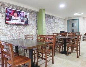 Dining area at Aparthotel Best Western Plus London Croydon.