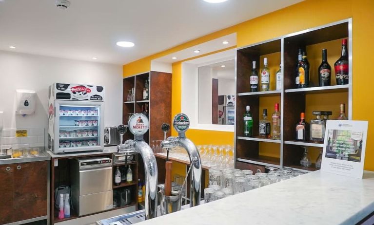 Hotel bar at Aparthotel Best Western Plus London Croydon.