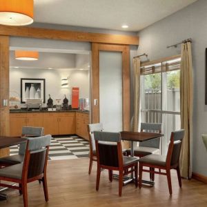 Dining area perfect for coworking at Hampton Inn Phoenix-Midtown-Downtown Area.