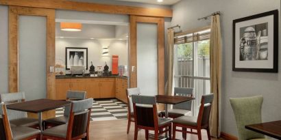 Dining area perfect for coworking at Hampton Inn Phoenix-Midtown-Downtown Area.