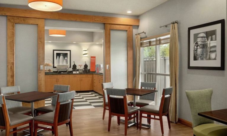 Dining area perfect for coworking at Hampton Inn Phoenix-Midtown-Downtown Area.