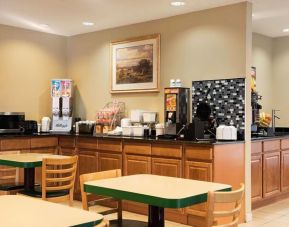 Dining area at Coratel Inn & Suites By Jasper New Richmond.