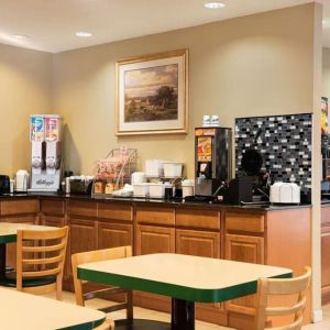 Dining area at Coratel Inn & Suites By Jasper New Richmond.