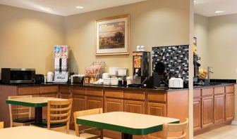 Dining area at Coratel Inn & Suites By Jasper New Richmond.