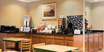 Dining area at Coratel Inn & Suites By Jasper New Richmond.