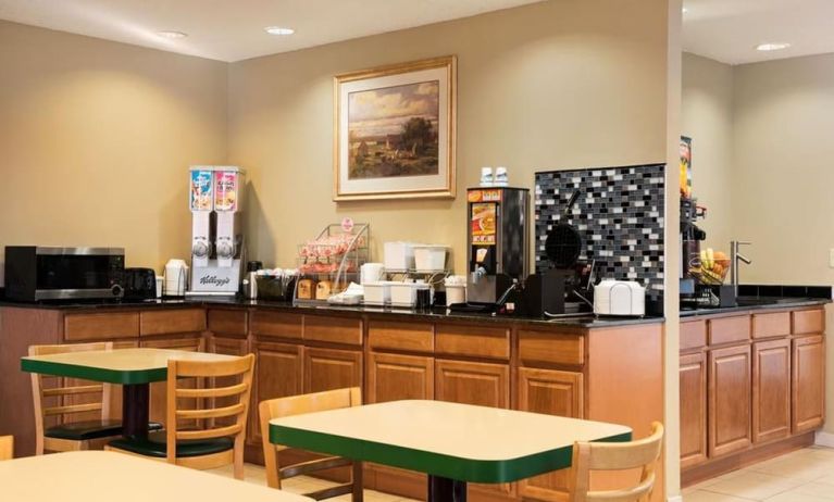 Dining area at Coratel Inn & Suites By Jasper New Richmond.