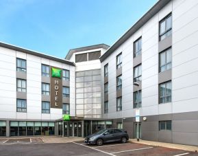 Exterior view and parking area at Ibis Styles Haydock.