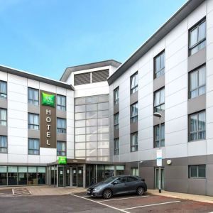 Exterior view and parking area at Ibis Styles Haydock.