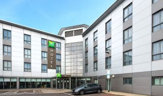 Exterior view and parking area at Ibis Styles Haydock.