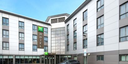 Exterior view and parking area at Ibis Styles Haydock.