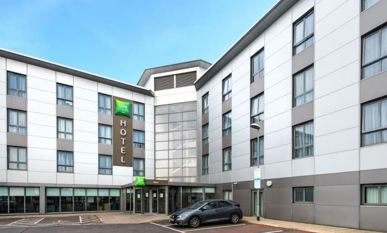 Exterior view and parking area at Ibis Styles Haydock.