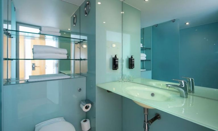 Guest bathroom at Ibis Styles Haydock.