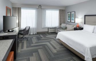 Spacious day use room with work desk and sofa at Hampton Inn & Suites Atlanta Perimeter Dunwoody.