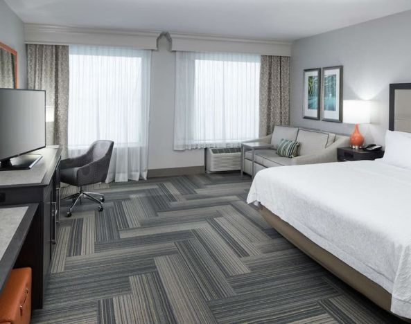 Spacious day use room with work desk and sofa at Hampton Inn & Suites Atlanta Perimeter Dunwoody.