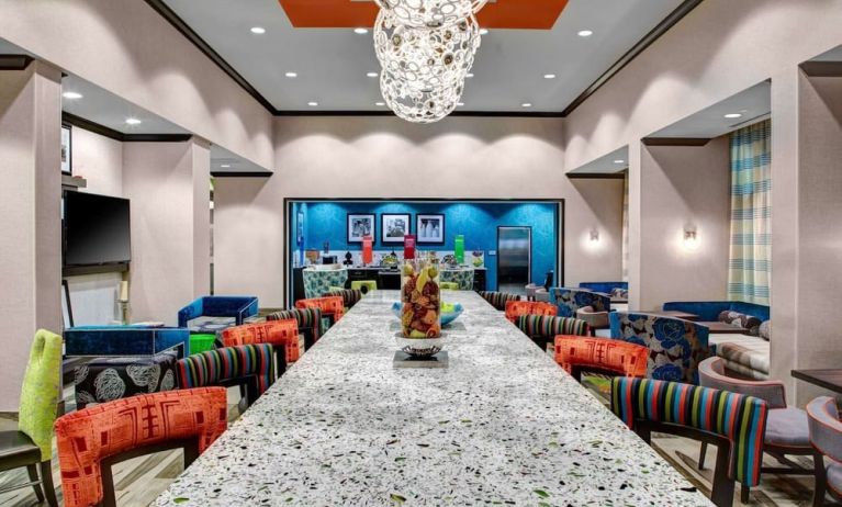 Dining area perfect for coworking at Hampton Inn & Suites Atlanta Perimeter Dunwoody.