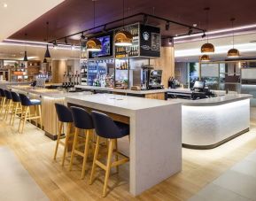 On-site bar at Holiday Inn London - Heathrow M4J4.