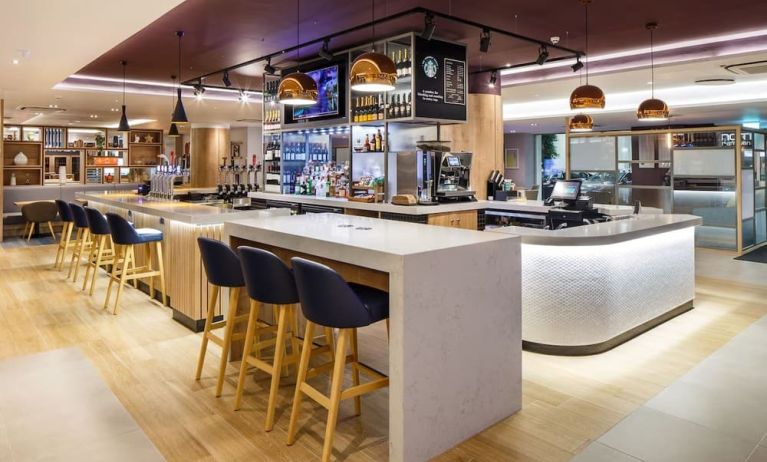 On-site bar at Holiday Inn London - Heathrow M4J4.