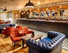 Hotel bar with lounge seating at Holiday Inn London - Heathrow M4J4.