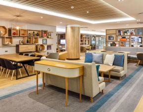 Lobby workspace and lounge area at Holiday Inn London - Heathrow M4J4.