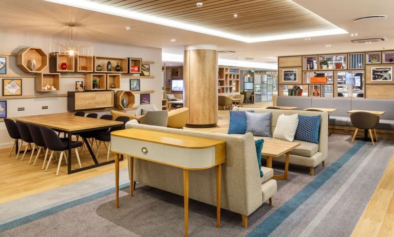 Lobby workspace and lounge area at Holiday Inn London - Heathrow M4J4.