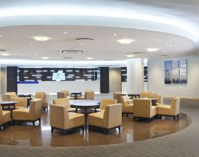 Lobby lounge at Holiday Inn London - Heathrow M4J4.