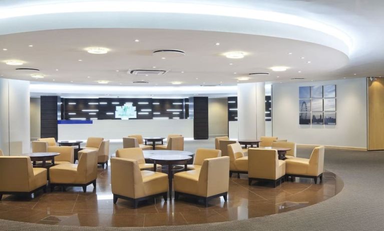 Lobby lounge at Holiday Inn London - Heathrow M4J4.