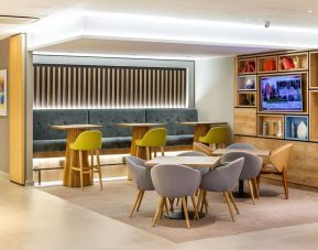 Lobby lounge and workspace at Holiday Inn London - Heathrow M4J4.